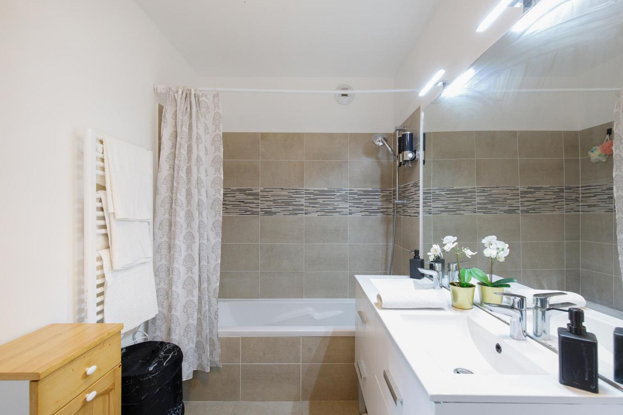 Lovely 2 Bedroom Condo With Pool 발로리스 외부 사진